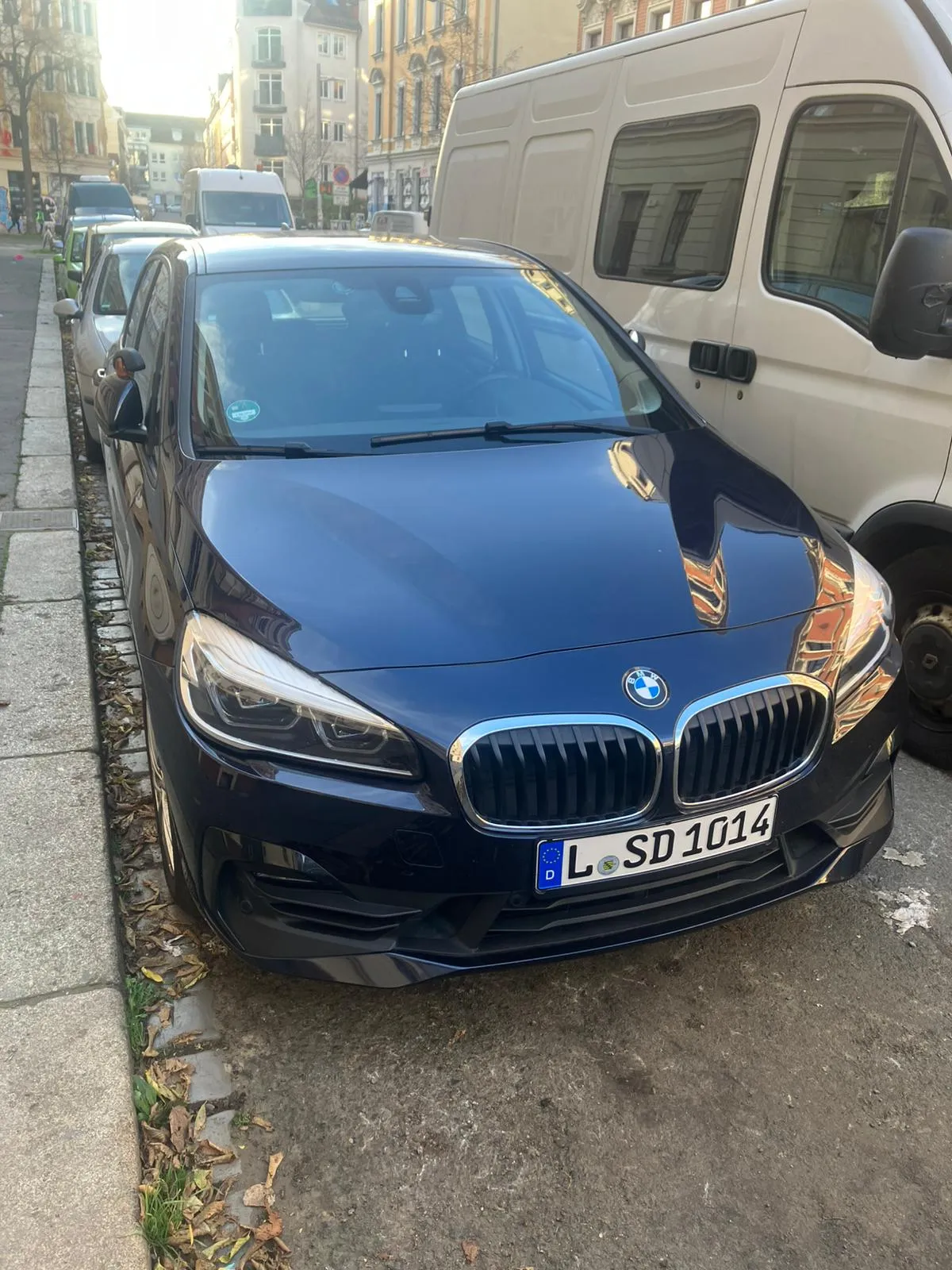 Blaues Fahrschulauto der Leipzig School of Drive