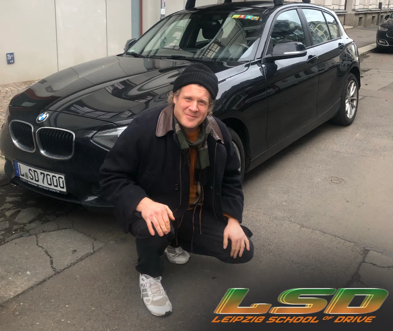 Schwarzes Fahrschulauto der Leipzig School of Drive